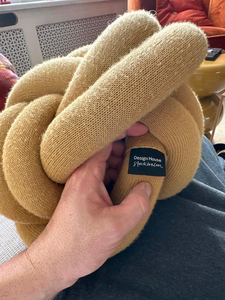 Knot kussen, Huis en Inrichting, Woonaccessoires | Kussens, Zo goed als nieuw, Geel, Overige vormen, Ophalen of Verzenden