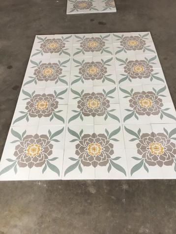 Partij cement tegels model dahlia in vintage kleuren beschikbaar voor biedingen