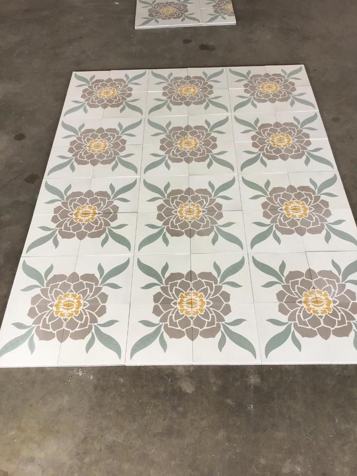 Partij cement tegels model dahlia in vintage kleuren, Doe-het-zelf en Verbouw, Tegels, Zo goed als nieuw, Vloertegels, Overige materialen