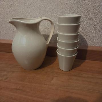 Kan met 6 bekers beschikbaar voor biedingen