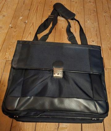 2 laptop tassen  beschikbaar voor biedingen