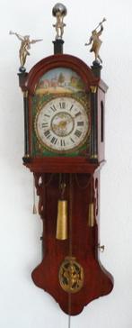 Antieke Friese staartklok met bruidskrans en kwartierslag, Antiek en Kunst, Ophalen of Verzenden