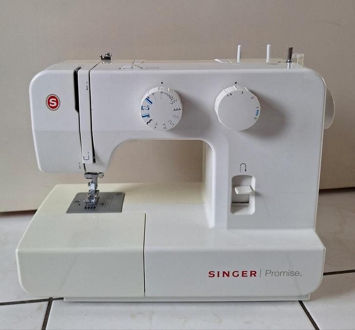 Naaimachine 🧵🪡 Singer Promise Naai Machine Kleding Naaien, Hobby en Vrije tijd, Naaimachines en Toebehoren, Zo goed als nieuw