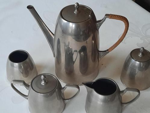 Bijzonder leuk theesetje van (eikeltjes-) tin (RIO Tiel), Antiek en Kunst, Antiek | Woonaccessoires, Ophalen of Verzenden