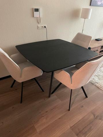 Hele leuke vierkante zwarte eettafel