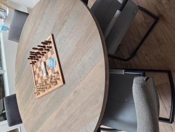 Mooie ronde houten tafel! beschikbaar voor biedingen