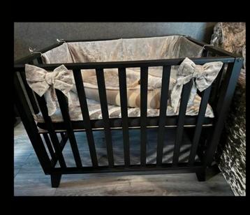 Zwarte box met mooie velvet boxbekleding  beschikbaar voor biedingen