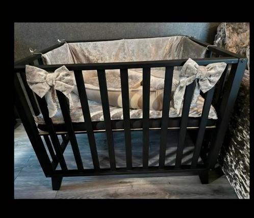 Zwarte box met mooie velvet boxbekleding, Kinderen en Baby's, Boxen, Zo goed als nieuw, Boxkleed, Ophalen of Verzenden