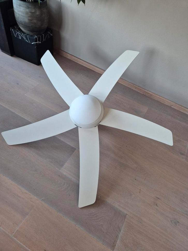 Witte Plafondventilator met 5 Bladen, Huis en Inrichting, Lampen | Hanglampen, Ophalen of Verzenden