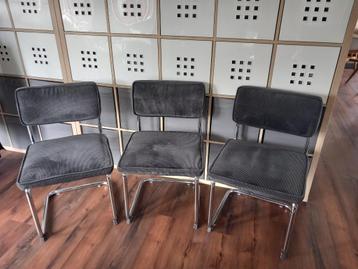 3 gratis grijze eetkamerstoelen beschikbaar voor biedingen
