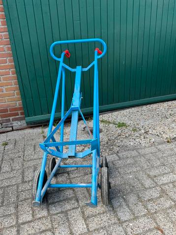 Vaten steekwagen voor vaten of gasflessen beschikbaar voor biedingen