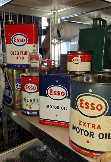 Huis vol vintage heeft veel oude garage olieblikken te koop. beschikbaar voor biedingen