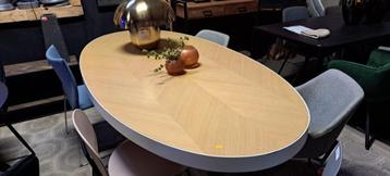 Elegante Ovale Tafel - LEEGVERKOOP (VERKOCHT) beschikbaar voor biedingen