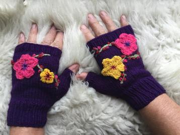 Mooie paarse vingerloze wanten, handgebreid en geborduurd. beschikbaar voor biedingen