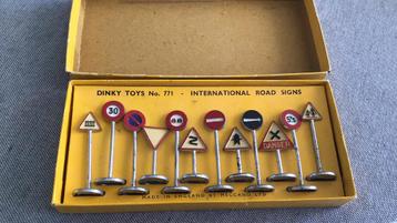 DINKY TOYS VERKEERSBORDEN INTERNATIONAL ROAD SIGNS + DOOS beschikbaar voor biedingen