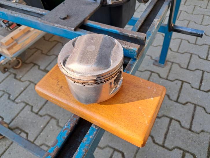 Honda Silverwing motor deel plateau Leermodel/Mancave (Nr.4), Verzamelen, Automerken, Motoren en Formule 1, Gebruikt, Motoren