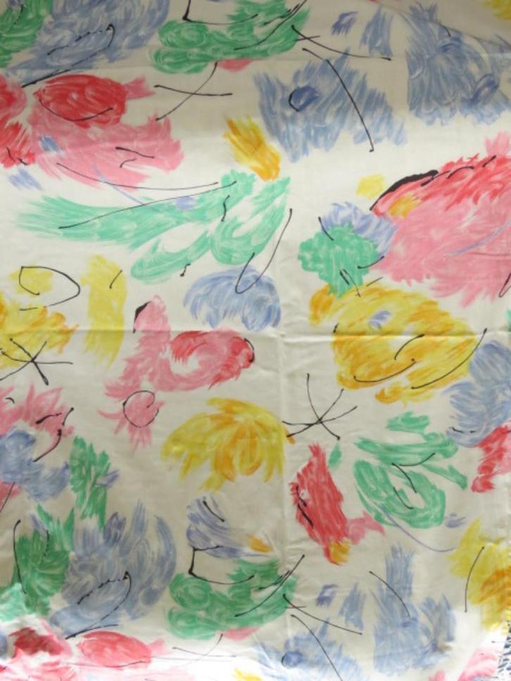 Vintage lap stof wit met abstracte figuren lijkt op tulpen, Hobby en Vrije tijd, Stoffen en Lappen, Zo goed als nieuw, Katoen