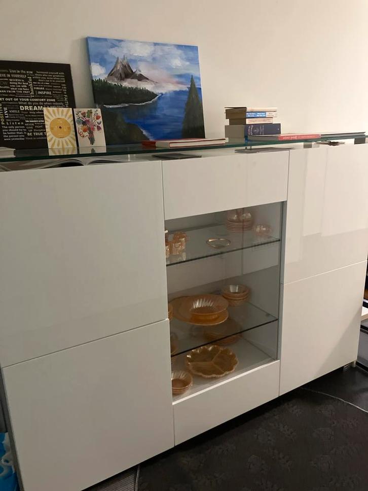 Moderne witte dressoir met glazen deuren, Huis en Inrichting, Kasten | Buffetkasten, Zo goed als nieuw, 100 tot 150 cm, 150 tot 200 cm