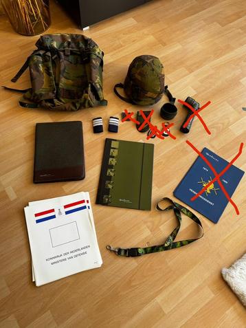 Landmacht spullen!Helm, rugtas, mapjes, notitieblok, keycord beschikbaar voor biedingen