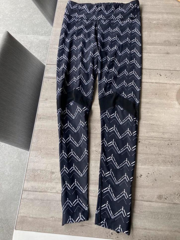 O,NEIL Hyperdry sport legging maat M, Kleding | Dames, Leggings, Maillots en Panty's, Zo goed als nieuw, Legging, Zwart, Ophalen of Verzenden