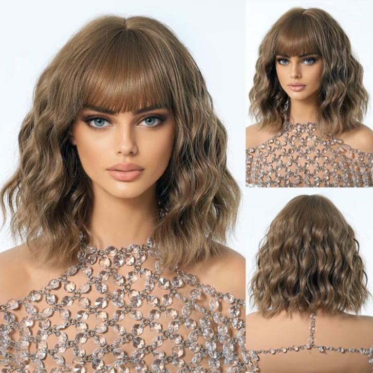Lichtbruine wavy pruik bob model op schouderlengte, Sieraden, Tassen en Uiterlijk, Uiterlijk | Haarverzorging, Nieuw, Pruik of Haarverlenging