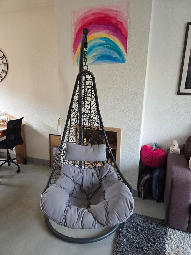 Intratuin hangstoel, donker grijs met standaard., Huis en Inrichting, Stoelen, Gebruikt, Eén, Kunststof, Metaal, Grijs, Ophalen
