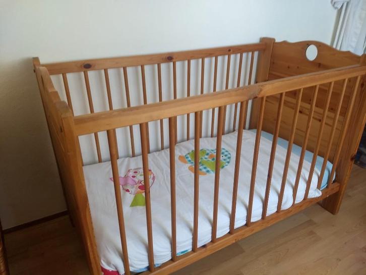 kinderledikantje, grenen, oppas gezin,, Kinderen en Baby's, Babywiegjes en Ledikanten, Gebruikt, Ledikant, Ophalen