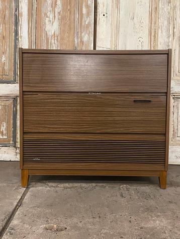 Vintage audio meubel met radio en platenspeler. Grundig. beschikbaar voor biedingen