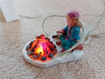 Lemax meisje met wakkerend vuurtje voor Kerstdorp beschikbaar voor biedingen