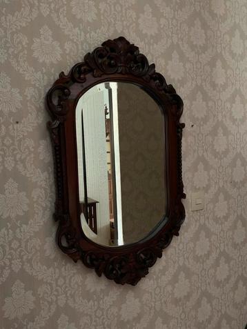 Klassieke spiegel met houten lijst beschikbaar voor biedingen