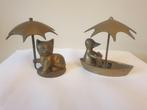 2 antiek koperen beeldjes met kat en eend met paraplu., Antiek en Kunst, Ophalen of Verzenden, Koper
