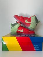 Nike SB Dunk High “Strawberry Cough” -Maat 43- Nieuw in doos, Ophalen, Overige kleuren, Nike, Nieuw