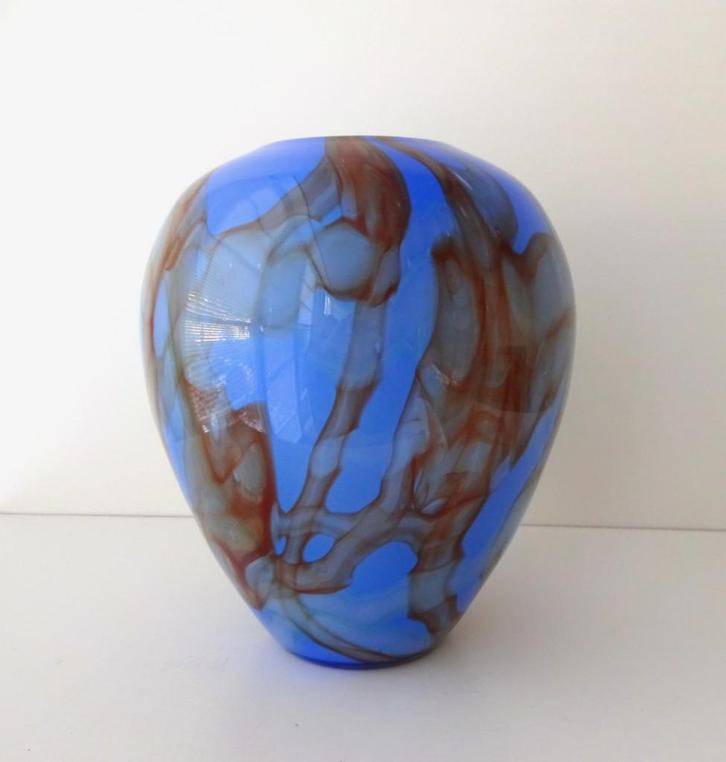 Grote glazen vaas blauw opaline patroon in roodbruin 3638-g, Antiek en Kunst, Antiek | Glas en Kristal, Ophalen of Verzenden