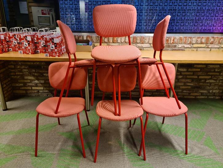 Zes Ikea KARLJAN stoelen in rood, Huis en Inrichting, Stoelen, Gebruikt, Vijf, Zes of meer stoelen, Metaal, Stof, Rood, Ophalen