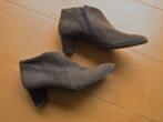 Exclusieve taupe suede enkelpumps LILIAN 37-38 snazzeys, Kleding | Dames, Schoenen, Bruin, Verzenden, Lilian, Lage of Enkellaarzen