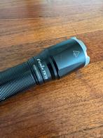 Fenix TK16 led zaklamp, Caravans en Kamperen, Zaklampen, Ophalen of Verzenden, Zo goed als nieuw, Batterij