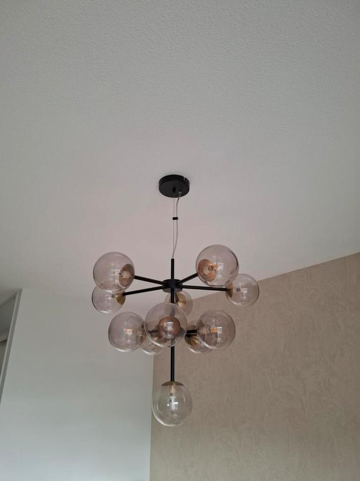Hanglamp met glazen bollen en gouden details van Made com, Huis en Inrichting, Lampen | Hanglampen, Zo goed als nieuw, 50 tot 75 cm
