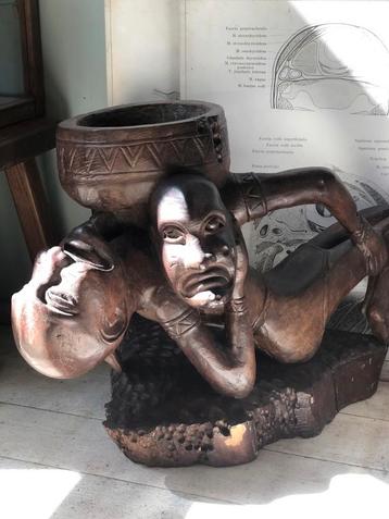 Groot Afrikaans beeld houtsnijwerk kunst plantenpot beschikbaar voor biedingen