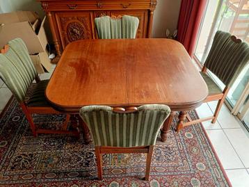 Antieke houten uitschuiftafel met vier stoelen.  beschikbaar voor biedingen