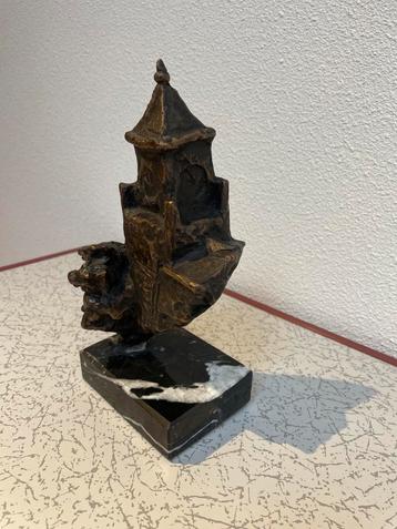 Onze sculptuur op marmeren voet beschikbaar voor biedingen