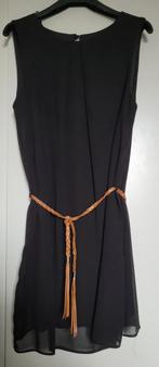 Zwarte jurk met bruin ceintuur - maat 44, Kleding | Dames, Maat 42/44 (L), Ophalen of Verzenden, Atmosphere, Zo goed als nieuw