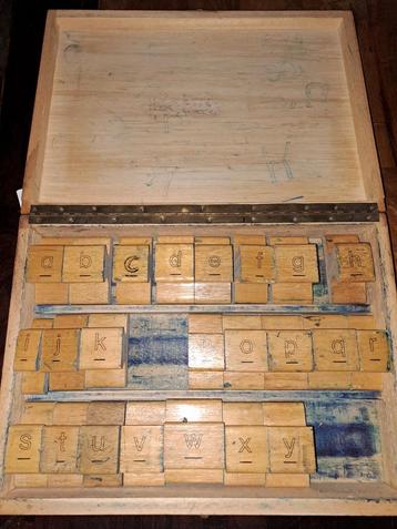 Vintage letterstempels in Houten Kist  beschikbaar voor biedingen