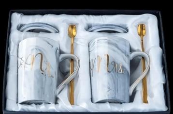 Hem en haar koffie mokken beschikbaar voor biedingen
