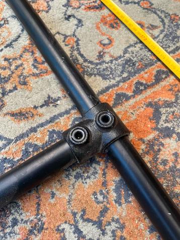 Zwarte Steigerbuis 200cm met T-stukken, diameter 27 mm beschikbaar voor biedingen