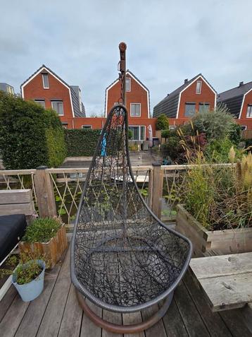 Hangstoel Ei-model beschikbaar voor biedingen