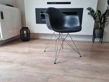 Vitra Eames DAR zwart design stoel beschikbaar voor biedingen