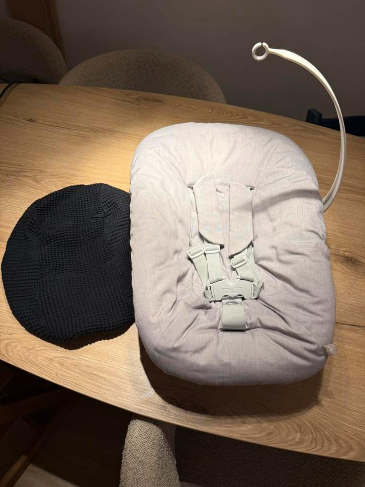 Stokke Tripp Trapp Newbornset met extra hoes + speelboog, Kinderen en Baby's, Kinderstoelen, Zo goed als nieuw, Meegroeistoel