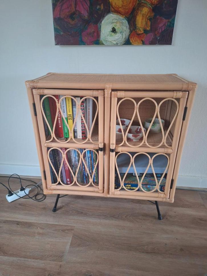 Rotan kastje met deurtjes op pootjes, Huis en Inrichting, Kasten | Boekenkasten, Zo goed als nieuw, 50 tot 100 cm, Minder dan 100 cm