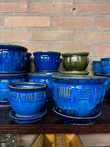 Kleine en grotere bloempotjes met schoteltje. beschikbaar voor biedingen