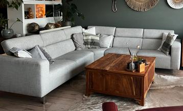 Mooie grote hoekbank, licht beige zgan beschikbaar voor biedingen